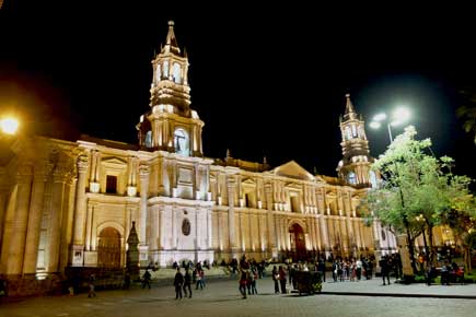 Plaza de Armasilla, Arequipan katedraali y�valaistuksessa.