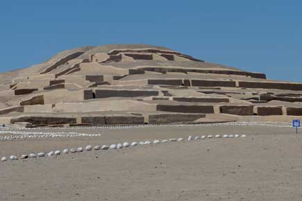 Cajuachin pyramidi vastap��ta Jumanan pampaa Nazcassa.